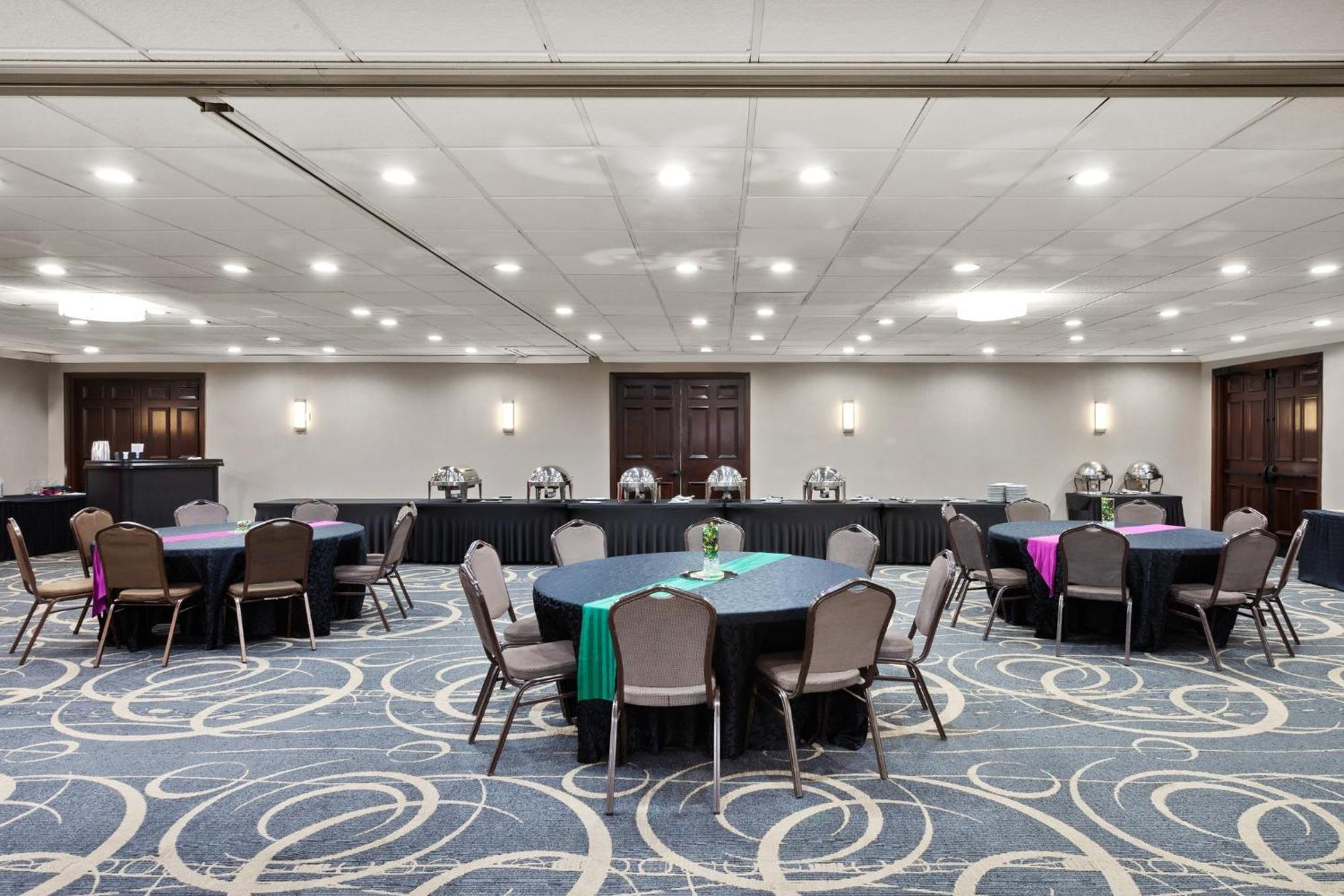 Hotel Chicago/oak Brook By Ihg 3*